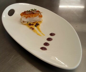 Recetario MERLUZA EN COSTRA CON MERMELADA DE CEBOLLA ROJA Y SALSA DE NARANJA Y CEBOLLA